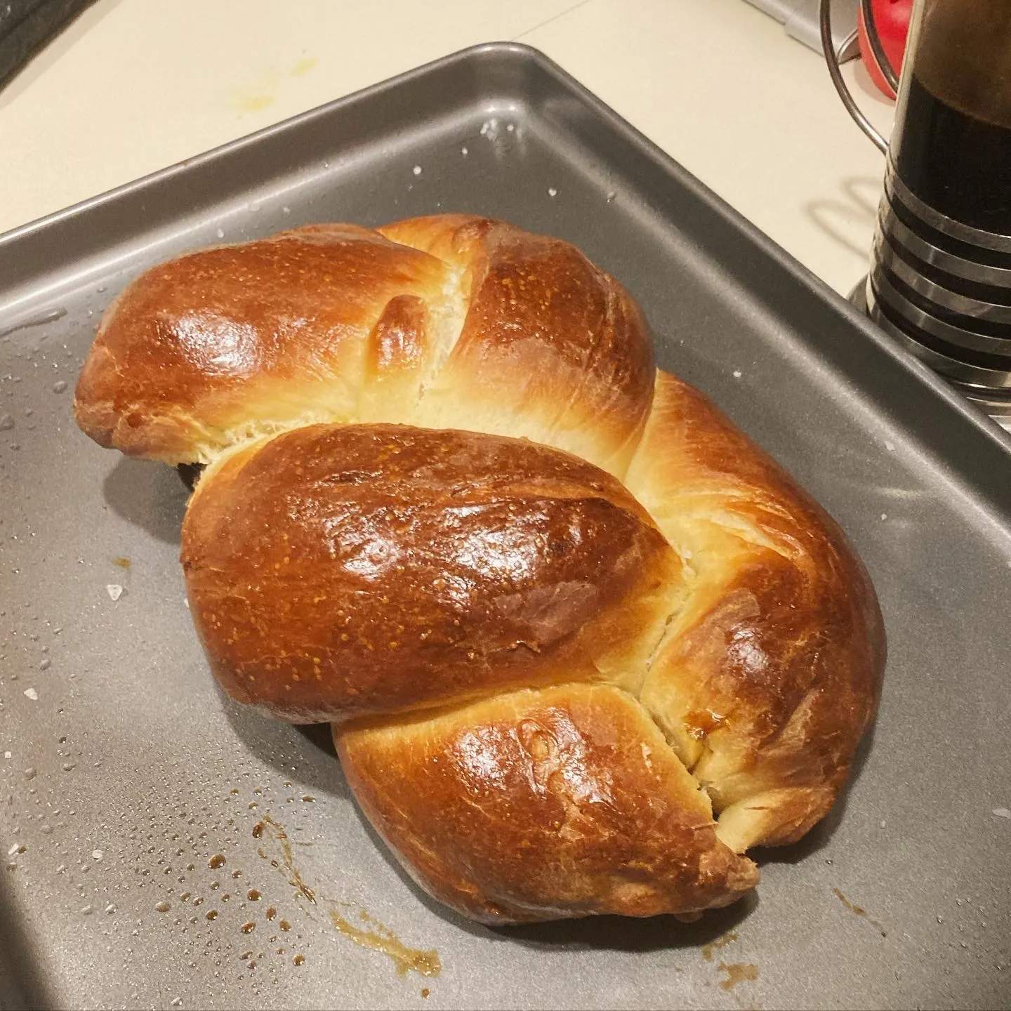 חלה טרייה אפויה על תבנית מטבח, מוכנה לקראת סעודת שבת בבתי חב"ד בתאילנד
