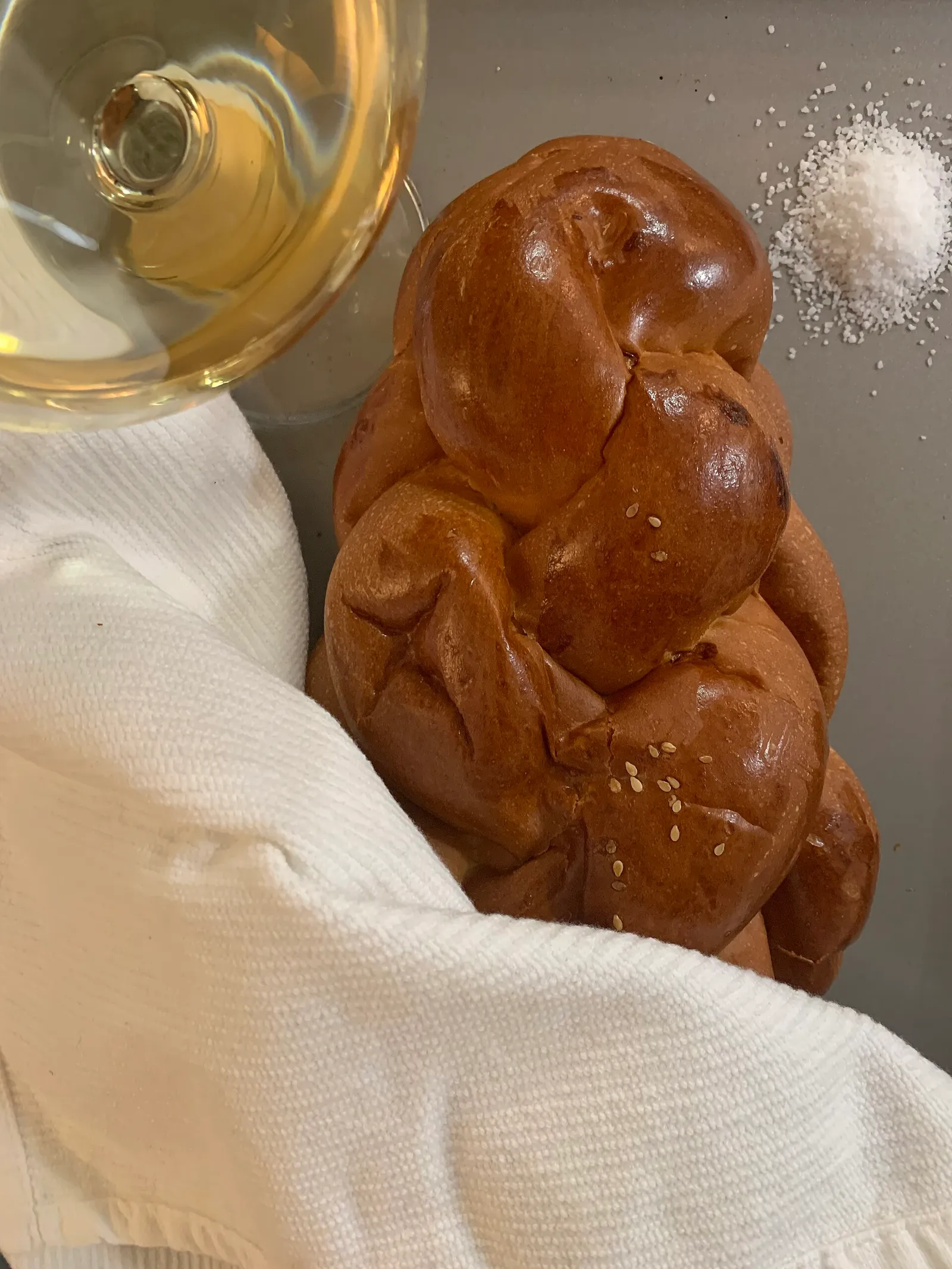 שולחן שבת ערוך עם חלה קלועה וכוס יין לקידוש, כפי שנהוג לקיים בבתי חב"ד בתאילנד