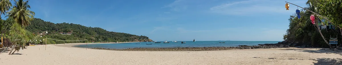 מפרץ קנטיאנג בקו לנטה, חוף מוקף גבעות מיוערות