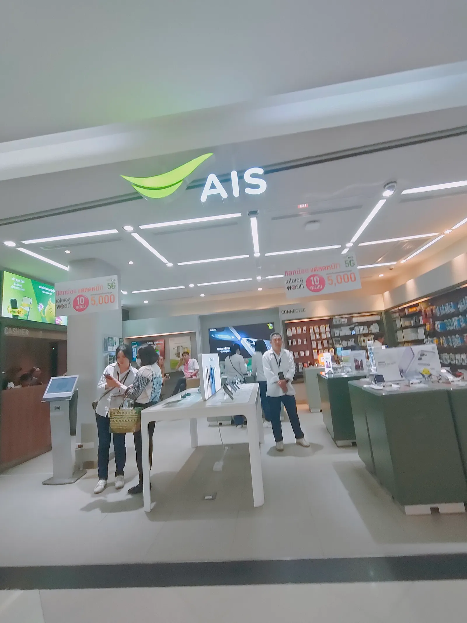 חנות AIS למכשירי סלולר וכרטיסי סים בתאילנד עם דגמי טלפונים ומבצעי חבילות